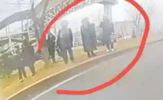 Атырау: Пешеходы в поисках короткого пути к опасности
