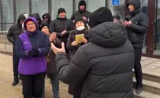Родственники задержанных по делу о 'лже-стоматологиях' провели акцию в Атырау, требуя справедливости