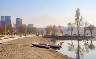 Жители Алматы обеспокоены жутким запахом с водохранилища Сайран: акимат объясняет ситуацию