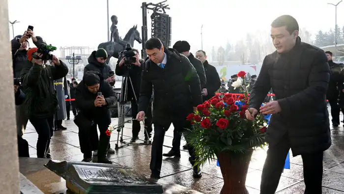 В Алматы прошла церемония возложения цветов к Монументу Независимости в честь Дня Независимости Атырау