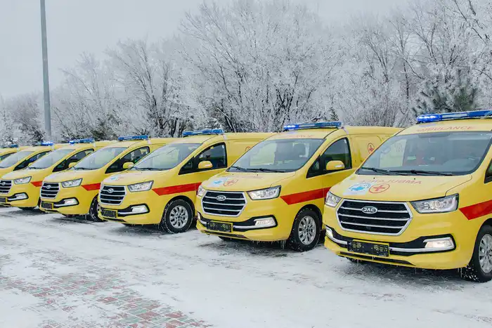 Атырау пополнил автопарк скорой помощи: новые санитарные автомобили на службе горожан Атырау