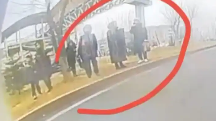 Атырау: Пешеходы в поисках короткого пути к опасности Атырау