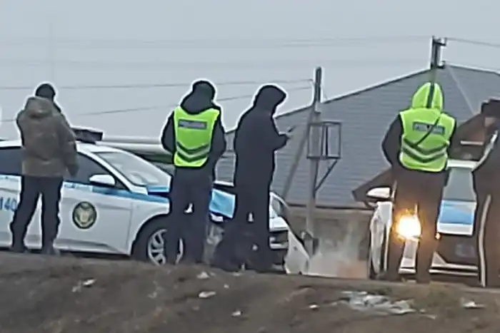 ДТП с патрульным автомобилем в Атырау: авария на международной автодороге Атырау – Дамба Атырау