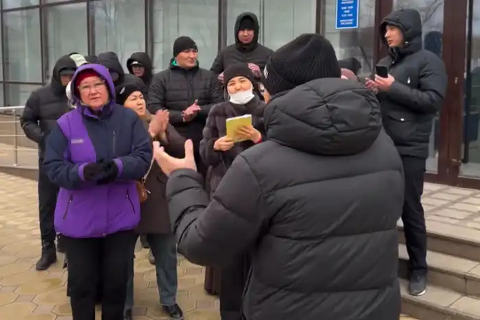 Родственники задержанных по делу о 'лже-стоматологиях' провели акцию в Атырау, требуя справедливости Атырау