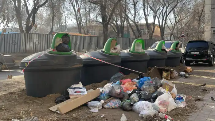 В Алматы жители недовольны новыми заглублёнными мусорными контейнерами: петиция против неудобства в использовании Атырау