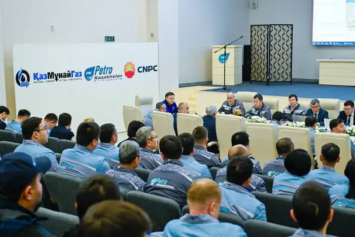 Заводы КМГ установили рекорд по переработке нефти: 16,6 млн тонн за 11 месяцев, сообщает председатель правления Асхат Хасенов на совещании в Шымкенте. Атырау
