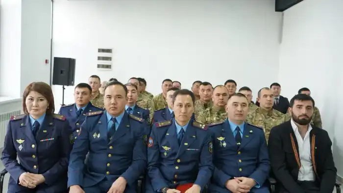 Герой спасает подростков в Алматинской области и получает награду Атырау
