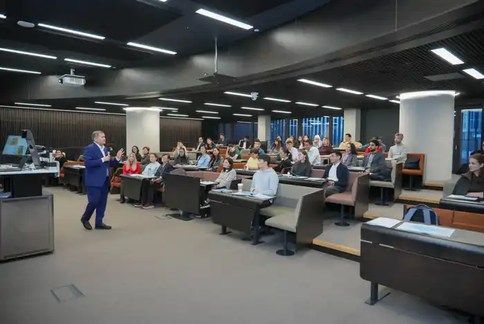 Министр Саясат Нурбек провел встречу с казахстанскими студентами в Великобритании (7)