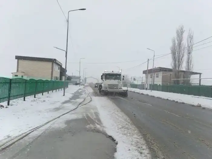 Снегопад в Махтаарале: коммунальные службы работают над очисткой дорог и обеспечением безопасности Атырау