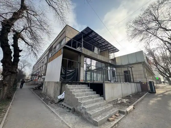 Снос незаконной пристройки в Алматы: последствия для соблюдения строительных норм и прав собственников Атырау