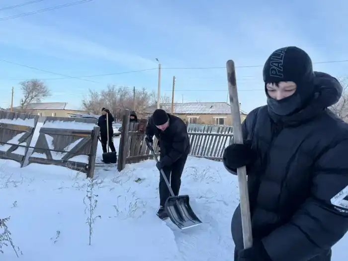 В Наурзумском районе волонтёры проводят акцию «Снежный десант» для помощи пожилым людям Атырау