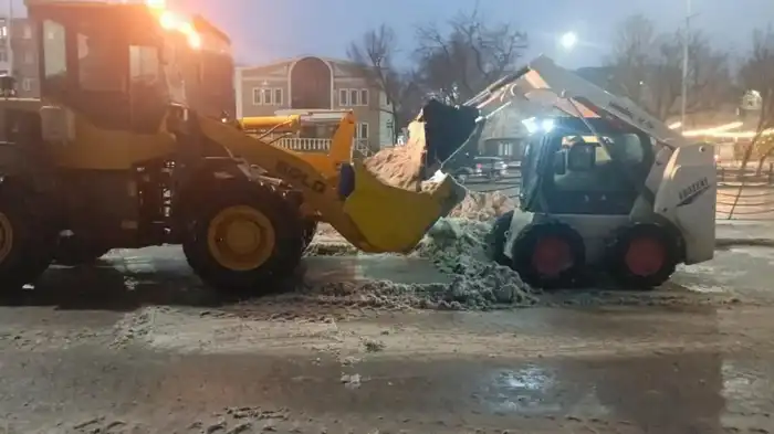 Коммунальные службы Астаны продолжают работу: использовано 3 500 тонн соли и выполнено более 100 тысяч рейсов по очистке дорог от снега Атырау