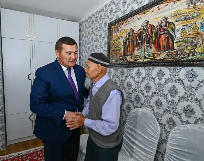 Поздравление ветерана Великой Отечественной войны подчеркивает важность сохранения исторической памяти и поддержки старшего поколения Атырау