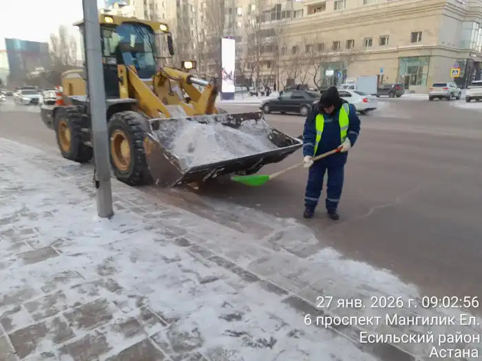 Снег убирают в Астане: 1 100 единиц техники Атырау
