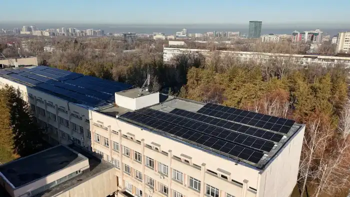 На крышах учебных корпусов КазНУ установлены солнечные панели (9)