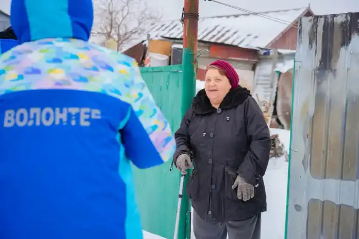 Молодые волонтеры из "Астана жастары" помогают одиноким пенсионерам в уборке снега Атырау