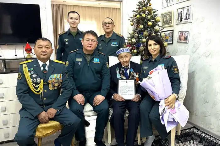 Военнослужащие Вооруженных сил поздравили фронтовика Ыскака Кусаинова со 102-летием (2)