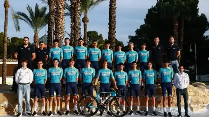 Подписание контракта велогонщика Владислава Башлыкова с командой XDS Astana Development Team: новые возможности для спортсмена и региона Атырау