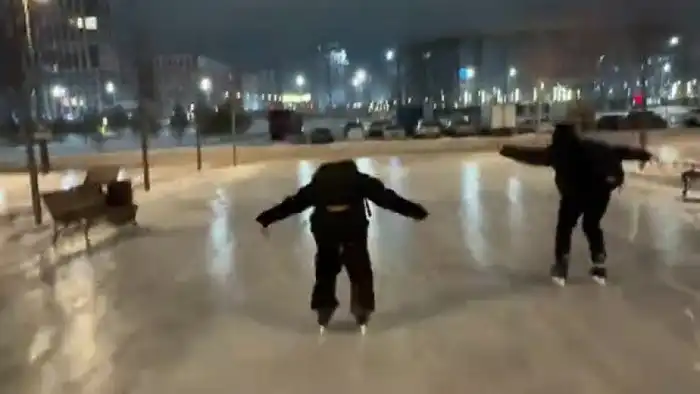 Астанчане нашли способ избежать пробок, но риск травм на обледенелых дорожках парка вызывает беспокойство у полиции Атырау
