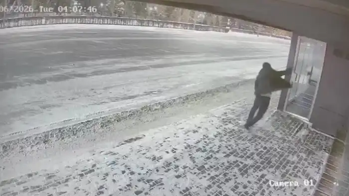 В Астане мужчина разбил стекло в тёплой остановке после конфликта с незнакомцем, за что получил 15 суток ареста. Атырау