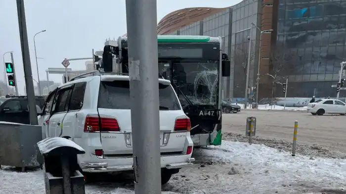 ДТП в центре Астаны: авария с участием маршрутного автобуса и легковых автомобилей Атырау