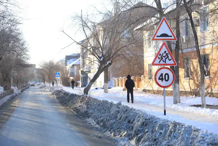 Аким области в борьбе с зимней стихией: проверка уборки снега в микрорайоне Есет батыра Атырау
