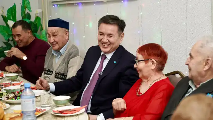 Теплый новогодний вечер для одиноких пожилых людей от акима ВКО Атырау