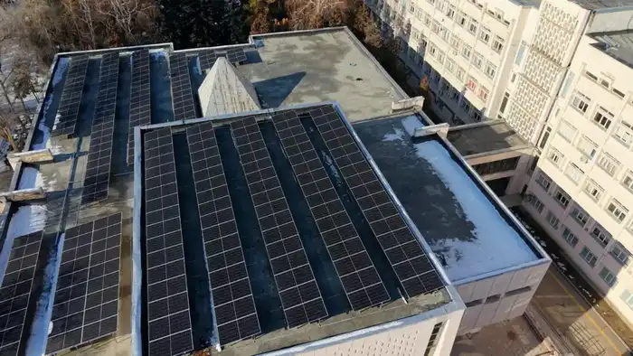 На крышах учебных корпусов КазНУ установлены солнечные панели (7)