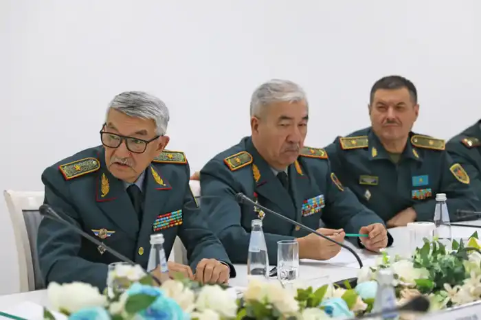В Астане замминистра обороны встретился с ветеранами для обсуждения обновления военно-патриотического воспитания молодежи Атырау
