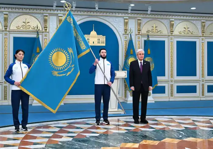 Президент вручил Государственный флаг олимпийской и паралимпийской команде Казахстана перед Играми Атырау