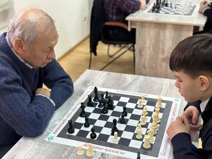 Шахматный турнир пенсионеров и школьников в Астане Атырау
