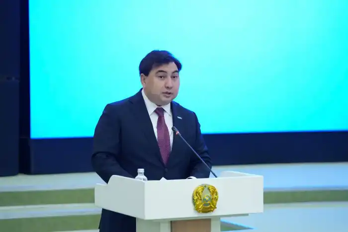 Казахстан обучает госслужащих в области ИИ Атырау