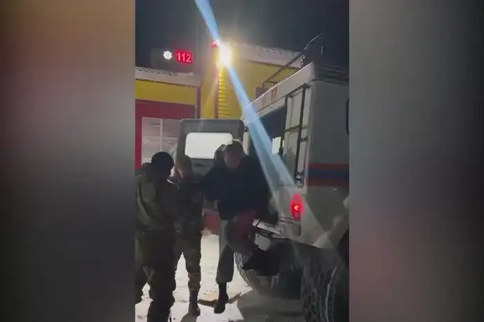 Спасатели МЧС успешно эвакуировали пропавших людей и освободили застрявшие автомобили в Атырауской области и Курмангазинском районе Атырау