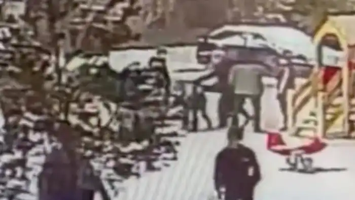Драка детей в Астане: мужчина вмешался в конфликт во дворе жилого дома Атырау