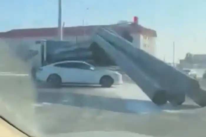 На перекрёстке улиц Бигалиева и Амандосова в Атырау грузовик DAF потерял трубы из-за обрыва троса Атырау