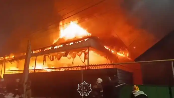 В Алматы в микрорайоне Акбулак произошел пожар: загорелись кровля двухэтажного частного дома и складированная под навесом макулатура. Атырау