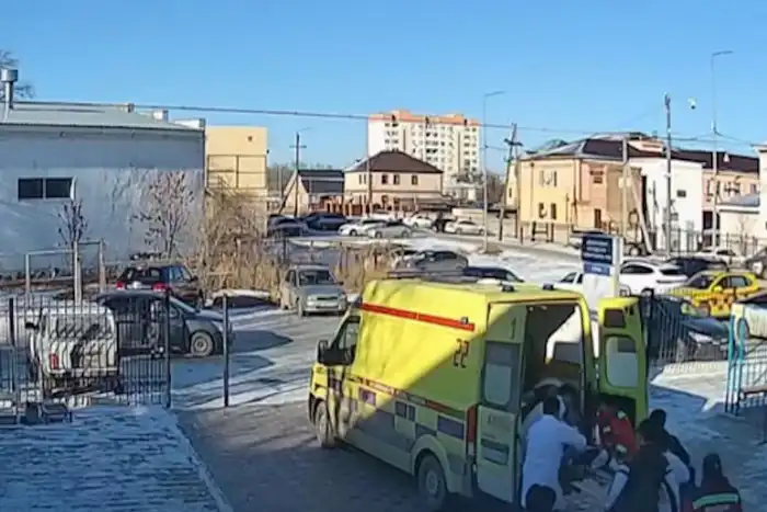 Предновогоднее чудо в Атырау: медики экстренно спасли мужчину, потерявшего сознание в коридоре поликлиники Атырау