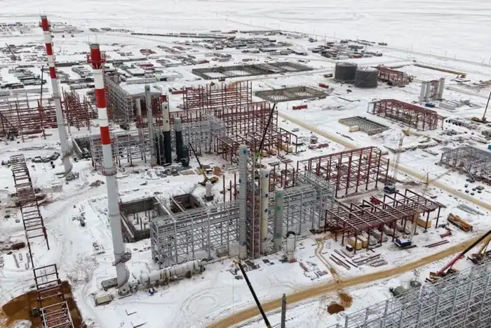 АО «НК QazaqGaz» продолжает строительство газоперерабатывающего завода на месторождении Кашаган под строгим контролем «Самрук-Қазына». Мощность нового завода составит 1 млрд кубометров газа в год, что значительно увеличит объемы переработки газа в стране. Атырау