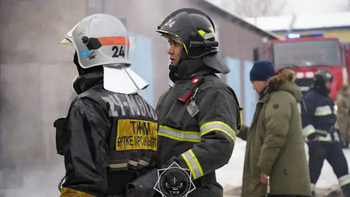 Сильный пожар в Астане: загорелось здание станции техобслуживания на проспекте Нургисы Тлендиева Атырау