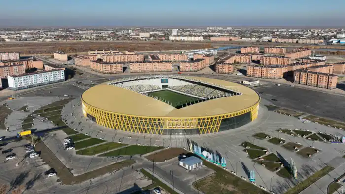 Новый стадион в Кызылорде, открытый 4 октября 2025 года, еще не прошел инспекцию и лицензирование от УЕФА. Это означает, что он официально не может принимать международные матчи, что вызывает вопросы о его готовности к проведению крупных спортивных событи Атырау