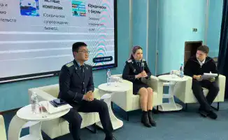 Школьники Астаны встречаются с прокурорами для обсуждения юридической профессии