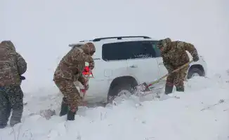 Эвакуация 257 человек и 36 автомобилей спасателями МЧС Казахстана из снежных заносов за пять суток