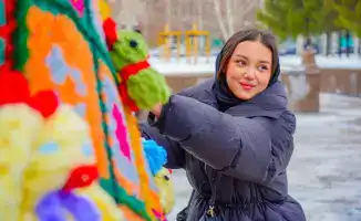 В Астане волонтеры создали эко-елку, объединяющую традиции и современность