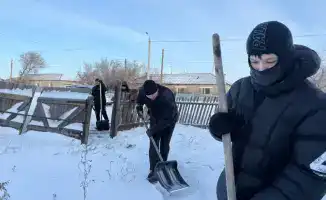 В Наурзумском районе волонтёры проводят акцию «Снежный десант» для помощи пожилым людям