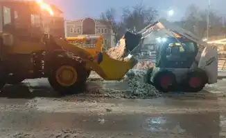 Коммунальные службы Астаны продолжают работу: использовано 3 500 тонн соли и выполнено более 100 тысяч рейсов по очистке дорог от снега