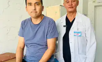 Шымкентские врачи извлекли опасную косточку из живота