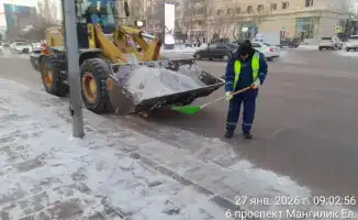 Снег убирают в Астане: 1 100 единиц техники