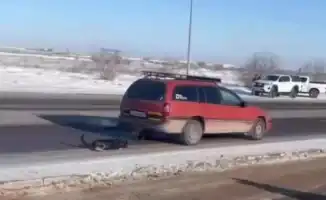 В Астане мужчина 'выгуливал' собаку, привязав её к своему автомобилю, что вызвало общественное возмущение и реакцию полиции.