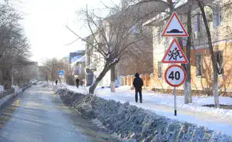 Аким области в борьбе с зимней стихией: проверка уборки снега в микрорайоне Есет батыра