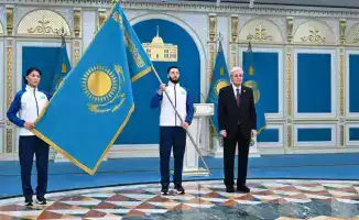 Президент вручил Государственный флаг олимпийской и паралимпийской команде Казахстана перед Играми